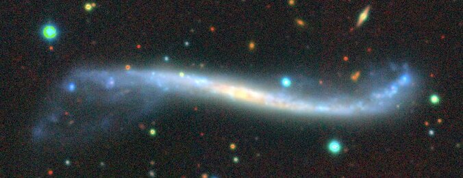 Галактика UGC 3697, приклад спіральної галактики з вигином. DECaLS&amp;nbsp;