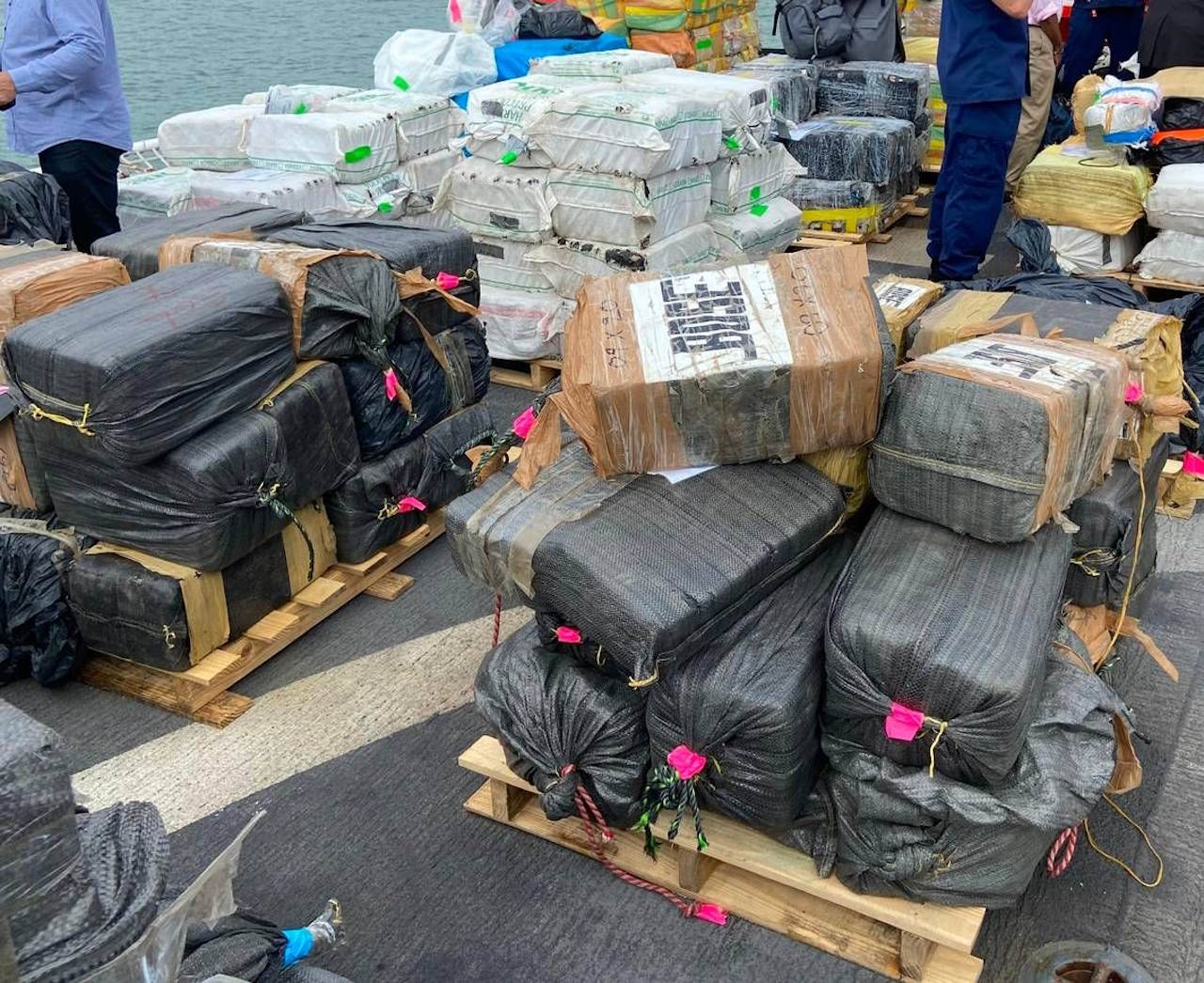 Виловлені з моря пакунки з наркотиками.&amp;nbsp;Miami Herald / Getty Images 