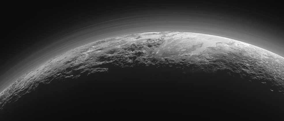 Знімок планети на відстані до поверхні 18 тисяч кілометрів через 15 хвилин після зближення. Дата фото: 14 липня 2015 року. NASA / JHUAPL / SwRI