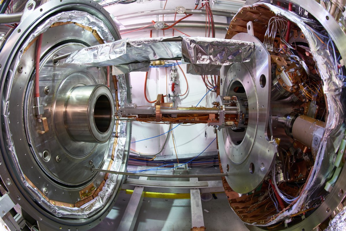 Антипротонний сповільнювач AEGIS / CERN