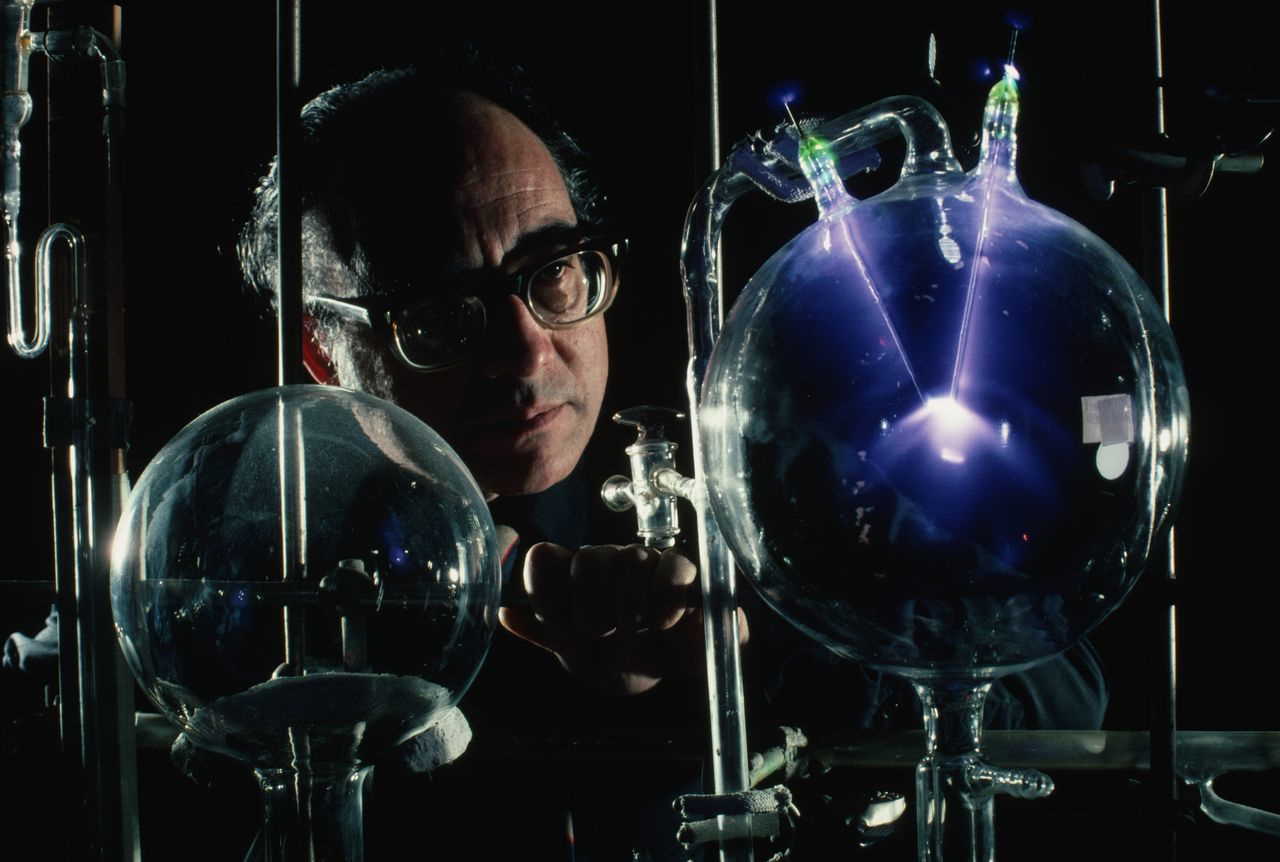 Стенлі Міллер за лабораторним обладнанням, у якому вперше побачили утворення органічних з'єднань з неорганічних у змодельованих умовах ранньої Землі. Roger Ressmeyer / Corbis / VCG / Getty Images