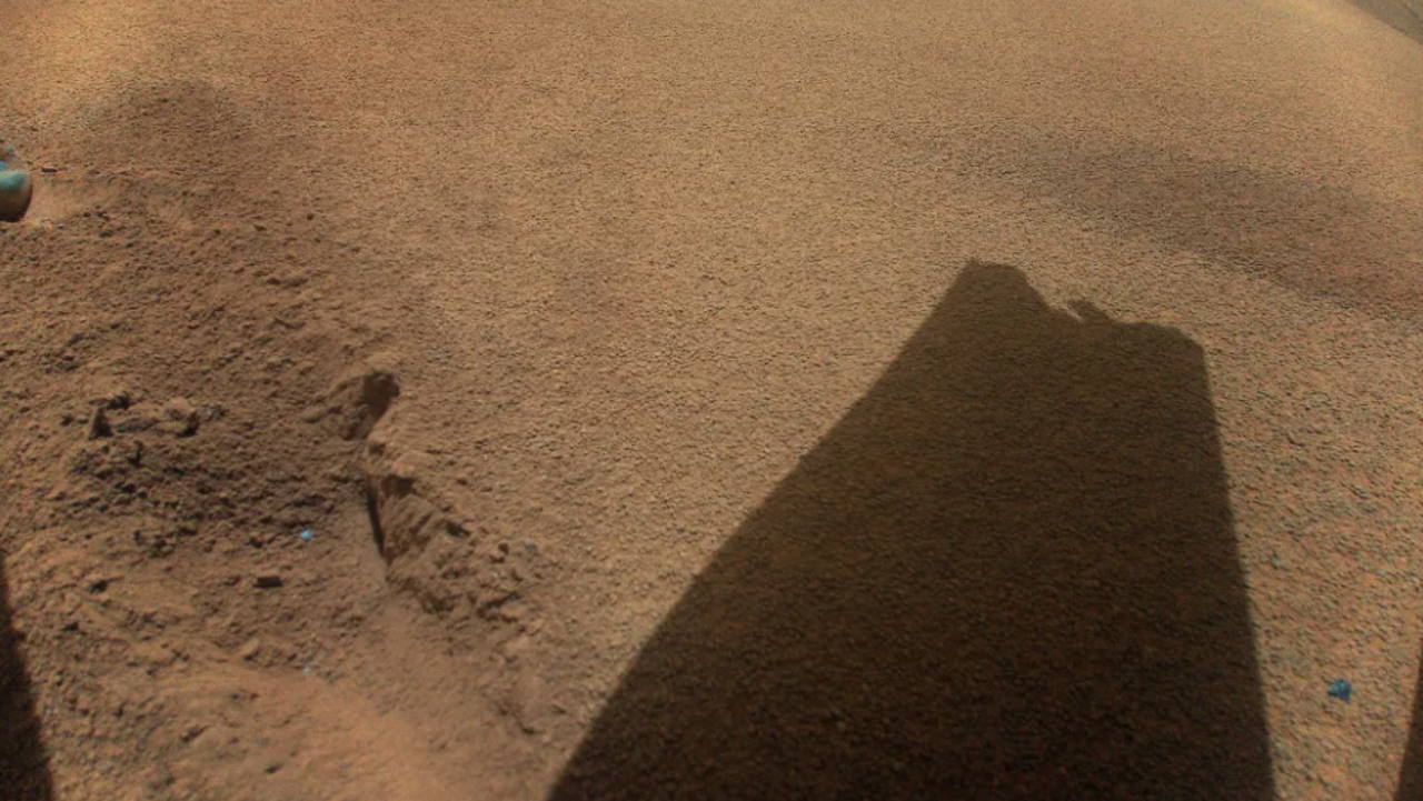 Поламана лопать гвинта «Інджін'юіті», яку помітили за тінню. JPL / NASA