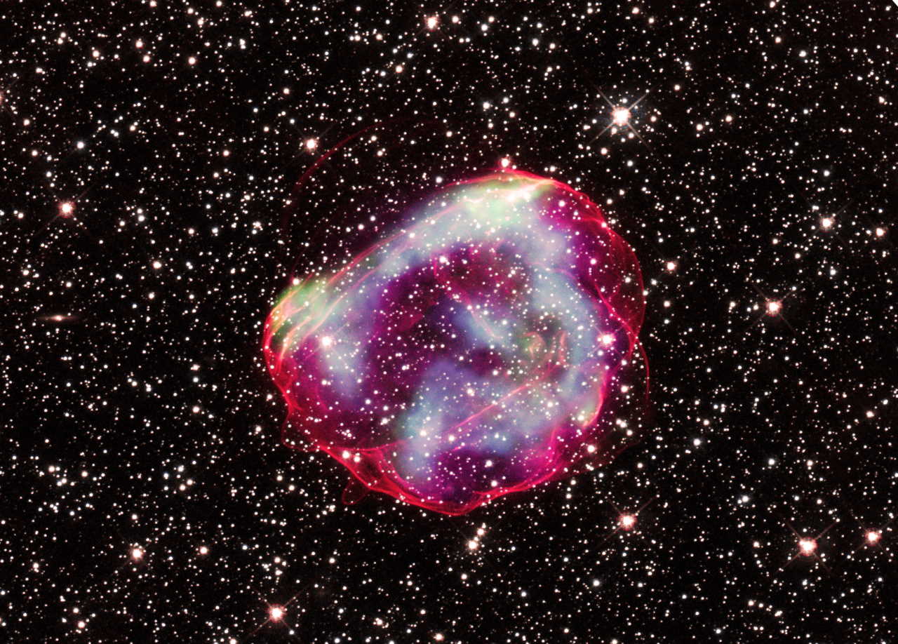Композитне зображення із рентгенівськими даними від «Чандри» (синій, зелений, фіолетовий), а також «Габбла» в оптичному діапазоні (червоний, білий). X-ray: NASA/CXC/GSFC/B. J. Williams et al.; Optical: NASA/ESA/STScI