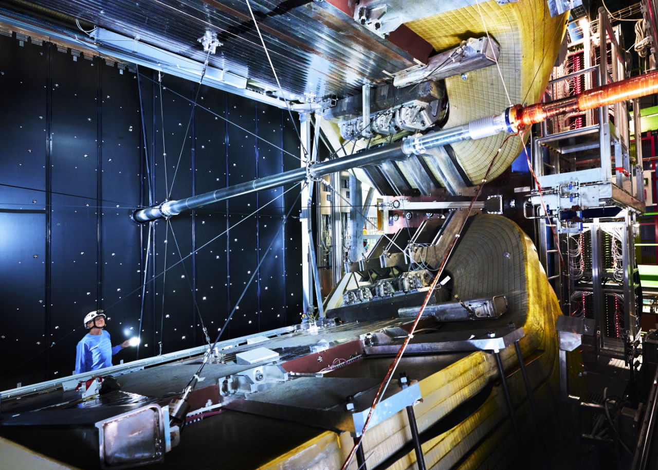 Детектор колаборації LHCb. Як свідчить літера «b» у їхній назві, вчені працюють із красивими кварками — b-кварками. CERN