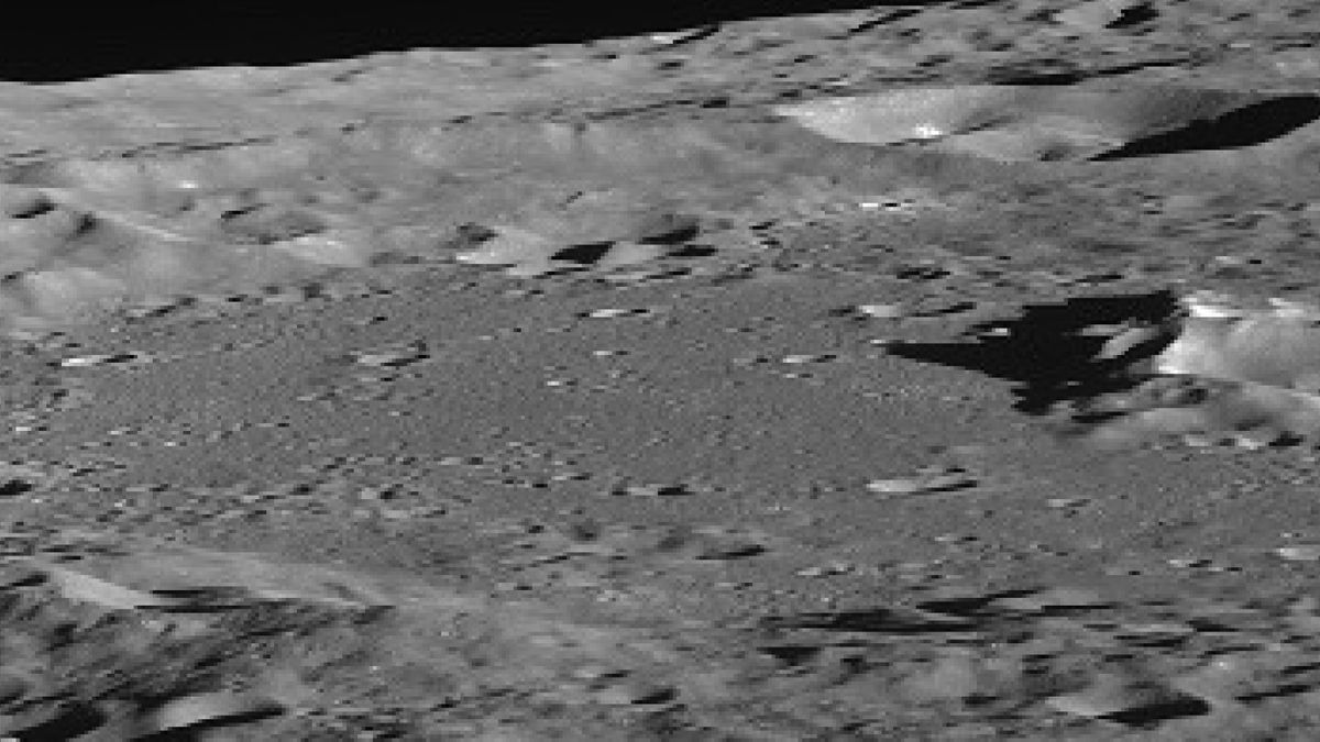 Частина кратера Дригальський, яку сфотографувала&amp;nbsp;«Данурі». KARI