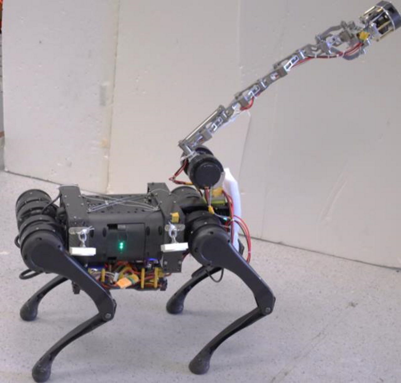 Робот&amp;nbsp;Unitree A1 з хвостом, який розробили інженери.&amp;nbsp;Yunxi Tang et al. / arXiv, 2022