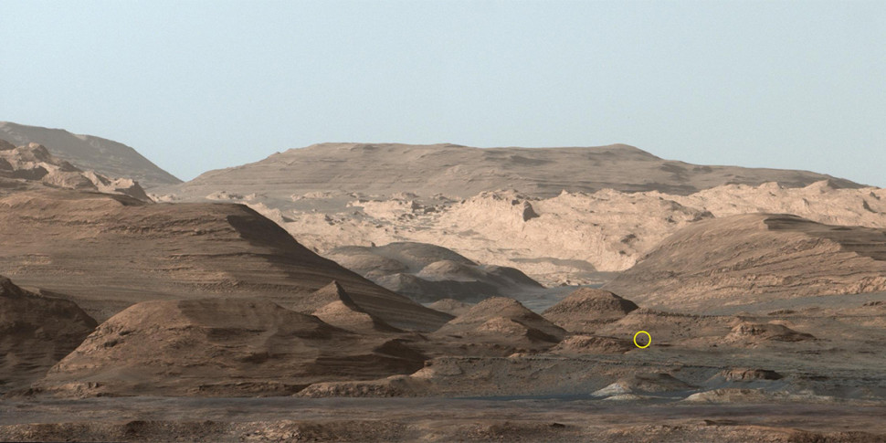 Це знімок, який «К'юріосіті» отримав у вересні 2015 року, коли ровер був за багато кілометрів від свого положення зараз. Поруч із жовтим колом і знаходиться&amp;nbsp;перевал Паратейпуй.&amp;nbsp;NASA / JPL-Caltech