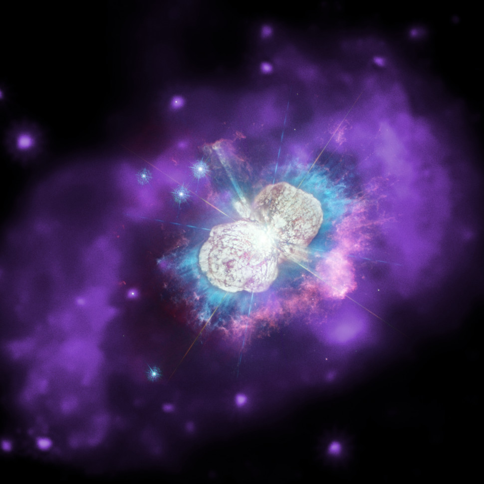 Ета Кіля — це система з двох масивних, пов’язаних між собою зірок, які обертаються одна навколо одної. Це зображення має три типи світла: оптичні дані та ультрафіолет від «Габбла» (білий та блакитний колір) і рентгенівські промені від «Чандри» (виглядають як пурпурне випромінювання). Попередні спалахи цієї системи призвели до оточення зірок кільцем гарячого газу діаметром приблизно 2,3 світлових років, що випромінює у рентгенівському спектрі.