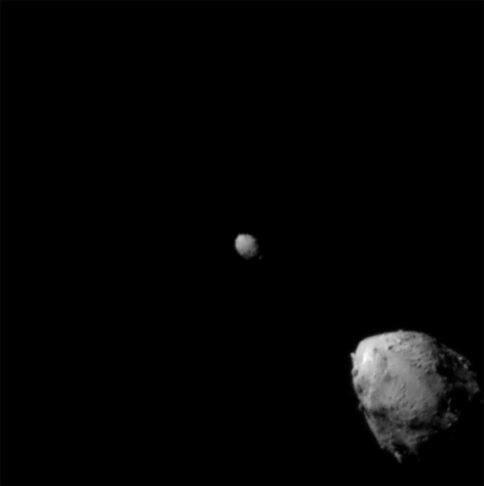 Дидім (згори зліва) та його супутник Діморф за приблизно 2,5 хвилини перед зіткненням з DART. NASA / Johns Hopkins APL