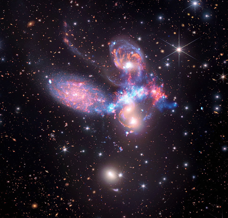 Квінтет Стефана. Композитна світлина в обох діапазонах випромінювання. X-ray: NASA/CXC/SAO; IR (Spitzer): NASA/JPL-Caltech; IR (Webb): NASA/ESA/CSA/STScI&amp;nbsp;&amp;nbsp;