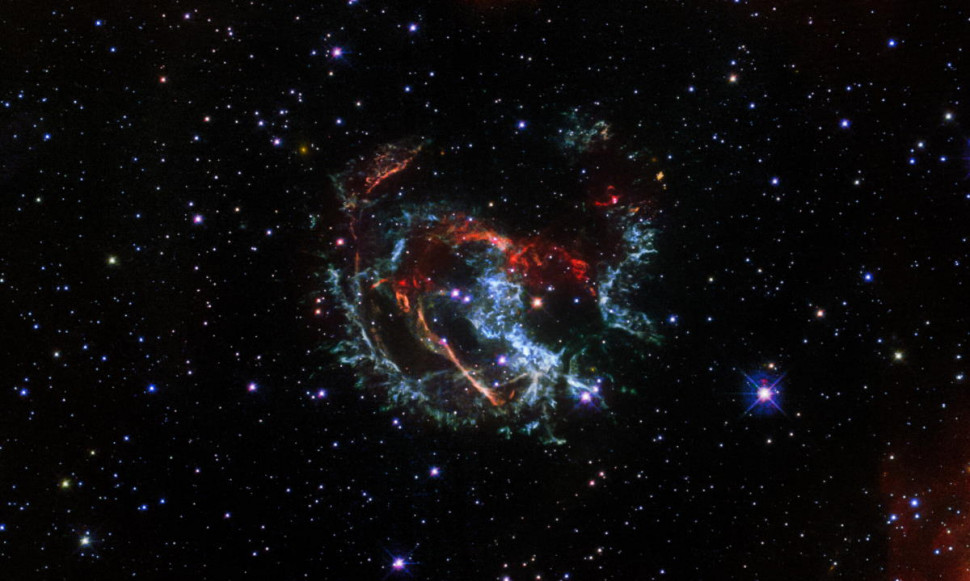 1E 0102.2-7219.&amp;nbsp;Оскільки потоки речовини залишку наднової рухаються з різними швидкостями та напрямками від місця вибуху, на знімку ті, які рухаються до Землі, пофарбовані в синій колір, а ті, що навпаки віддаляються - в червоний.&amp;nbsp;NASA, ESA, and J. Banovetz and D. Milisavljevic (Purdue University)