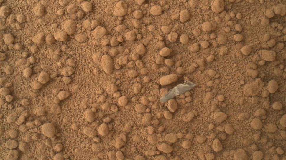 Нарешті, незаперечний доказ наявності предмету, якого на Марсі не повинно бути — пластикового фрагменту! Щоправда, команда ровера визначила, що цей уламок відпав від самого «К'юріосіті». Це частина покриття кабелю, який, ймовірно, зіпсувався під час посадки. NASA, JPL-Caltech, MSSS /  NASA Science Mars Exploration Program