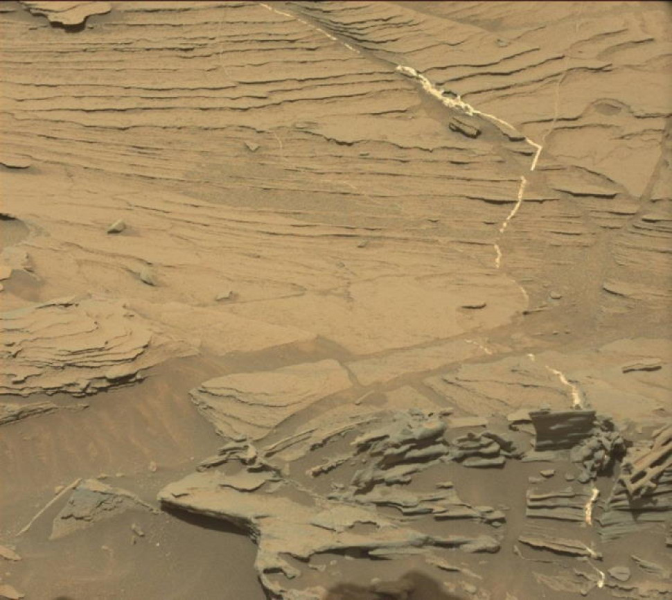 Насправді, якщо поглянути на місцевість навколо цього артефакта, видно, що це не ложка, а усього лише скелясте утворення дивної форми, скульптором для якого слугували вітри. На Землі така крихка структура, скоріш за все, зламалася б, але на Марсі гравітація слабше, тож такі чудернацькі деталі можуть тут існувати. NASA, JPL-Caltech, MSSS /  NASA Science Mars Exploration Program