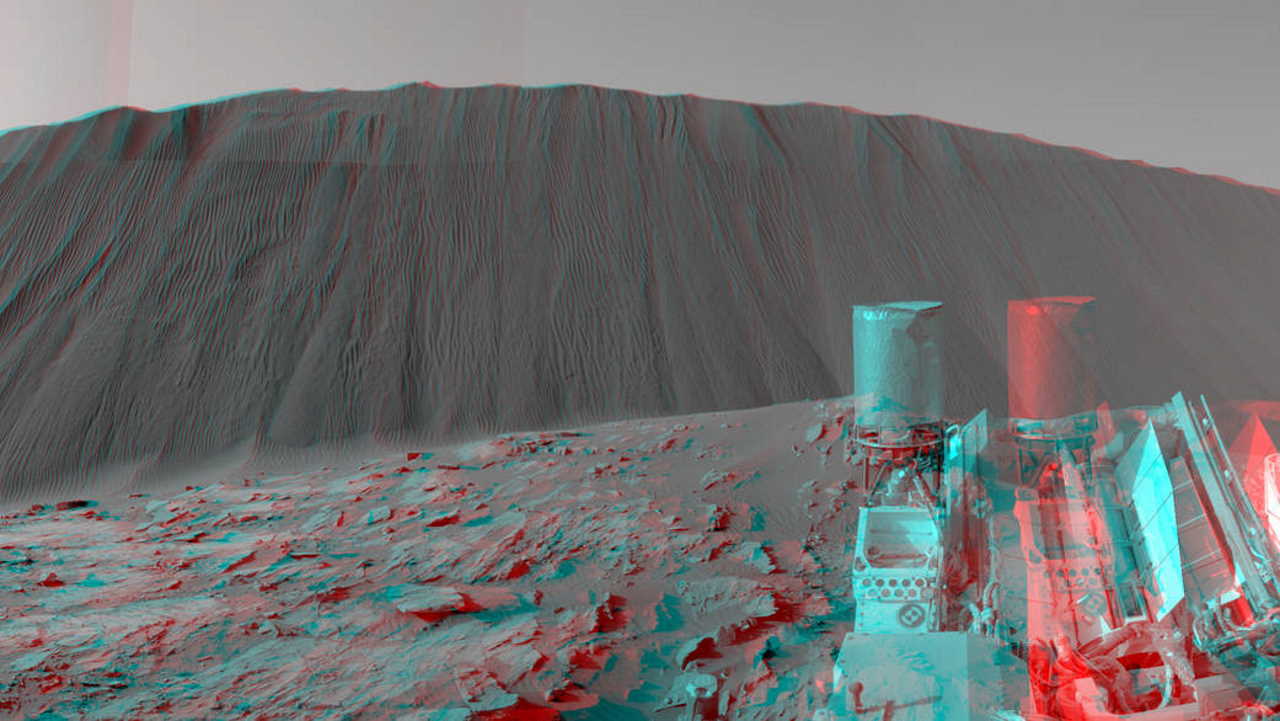 Підвітряна сторона дюни Наміб, що у кратері Ґейла, висотою близько чотирьох метрів. Це стереознімок «К'юріосіті», зіставлений зображеннями з «очей» навігаційної камери Navсam 17 грудня 2015 року / NASA