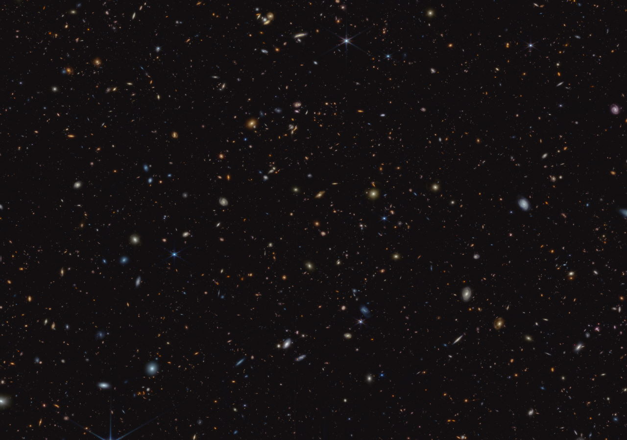 Зображення ділянки неба, в якому знайшли галактики, отримане у ближньому інфрачервоному діапазоні за допомогою камери NIRCam. NASA, ESA, CSA, Brant Robertson (UC Santa Cruz), Ben Johnson (CfA), Sandro Tacchella (Cambridge), Marcia Rieke (University of Arizona), Daniel Eisenstein (CfA)