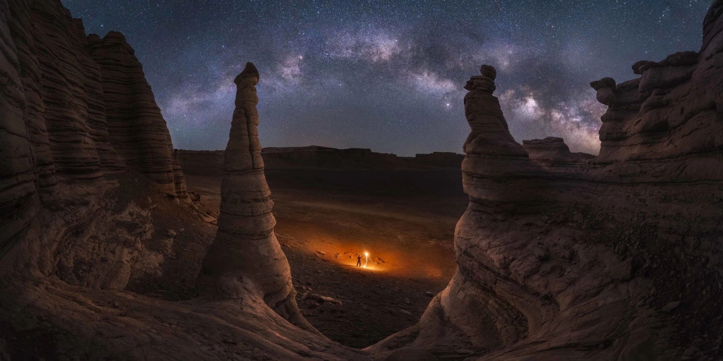 Тут зірки Чумацького Шляху сфотографували у китайській пустелі Дахайдао, де через сильний вітер з'являється багато таких піщаних структур. Jinyi He