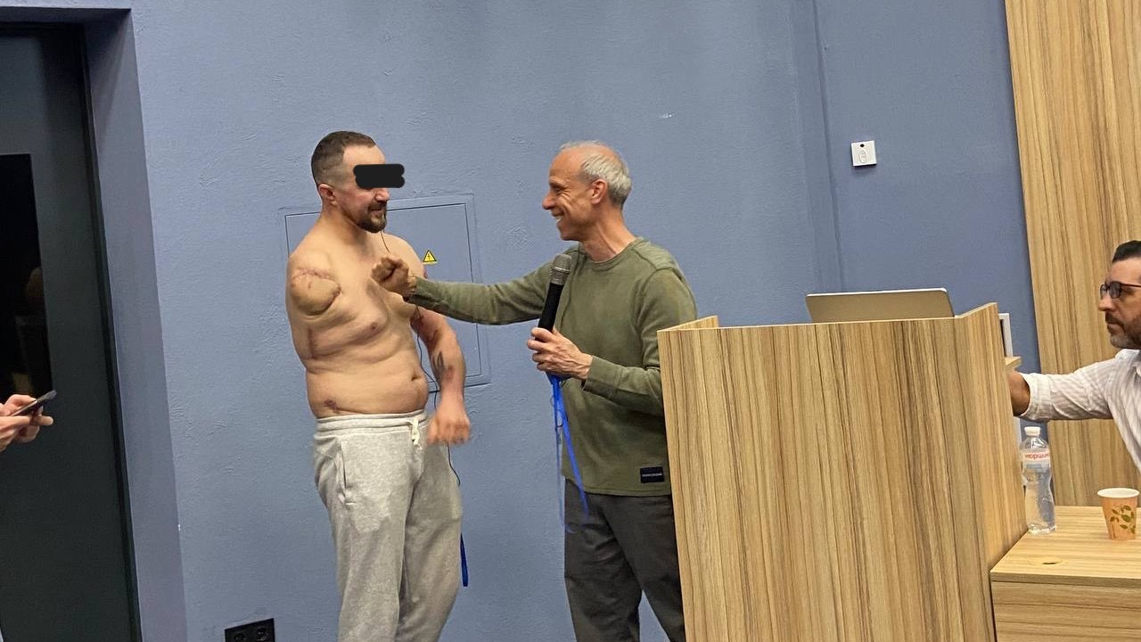 Один із дослідників під час обстеження українського військового з ампутацією та фантомним болем. Northwestern University