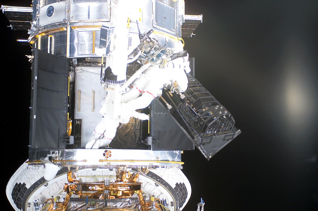 Астронавти прибирають камеру FOC, щоб звільнити місце для ACS. NASA / Wikimedia Commons