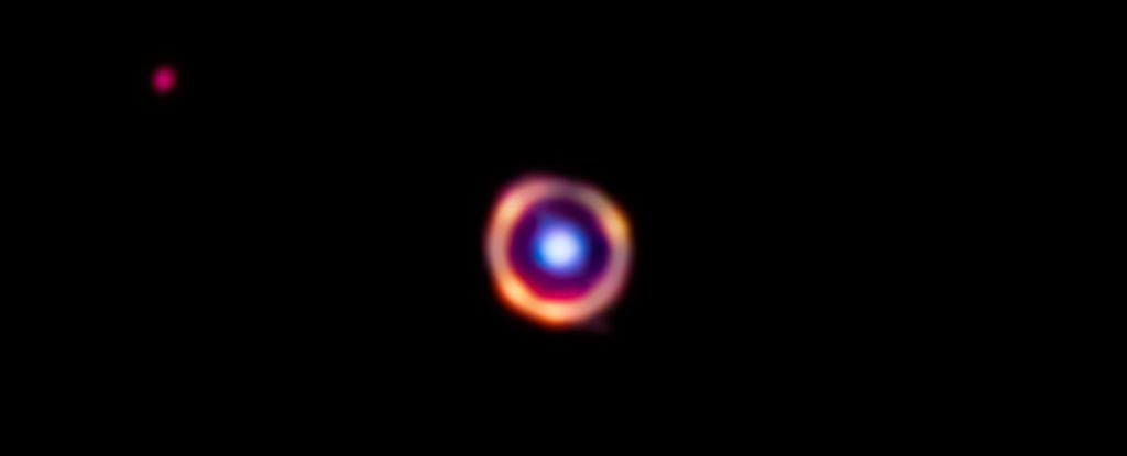 Галактика&amp;nbsp;SPT0418-47 (червоне кільце) на зображенні із галактикою, яка виступила гравітаційною лінзою (синій колір).&amp;nbsp;J. Spilker / S. Doyle, NASA, ESA, CSA
