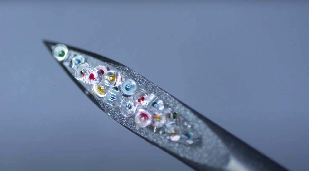Полімерні мікрочастинки в отворі голки шрица з барвниками всередині, які імітують лікарський засіб.&amp;nbsp;Brandon Martin / Rice University