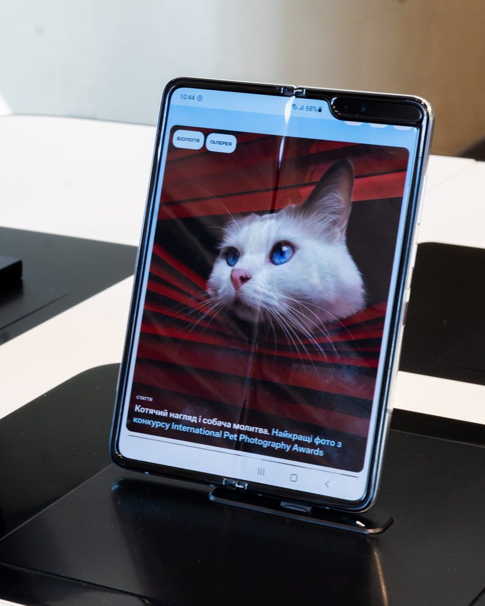 Перший Galaxy Fold, 2019 рік: складку видно навіть під прямим кутом. На екрані &mdash; nauka.ua. Фото: nauka.ua