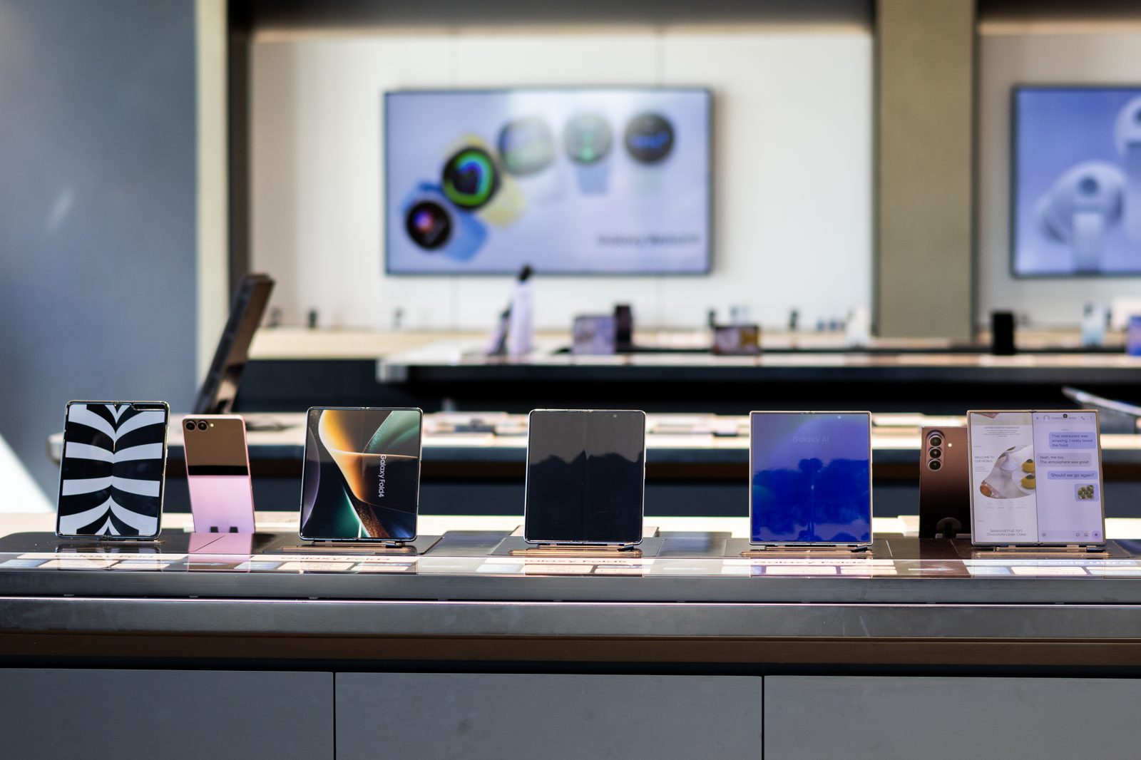 Від першого Galaxy Fold 2019 року до Fold8 Ultra на одній полиці. Фото: nauka.ua