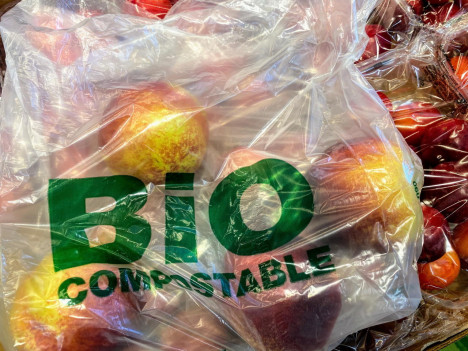 Що таке біорозкладний пластик? За яких умов пакети з нього розкладаються? Чи можна його викидати у звичайний смітник?