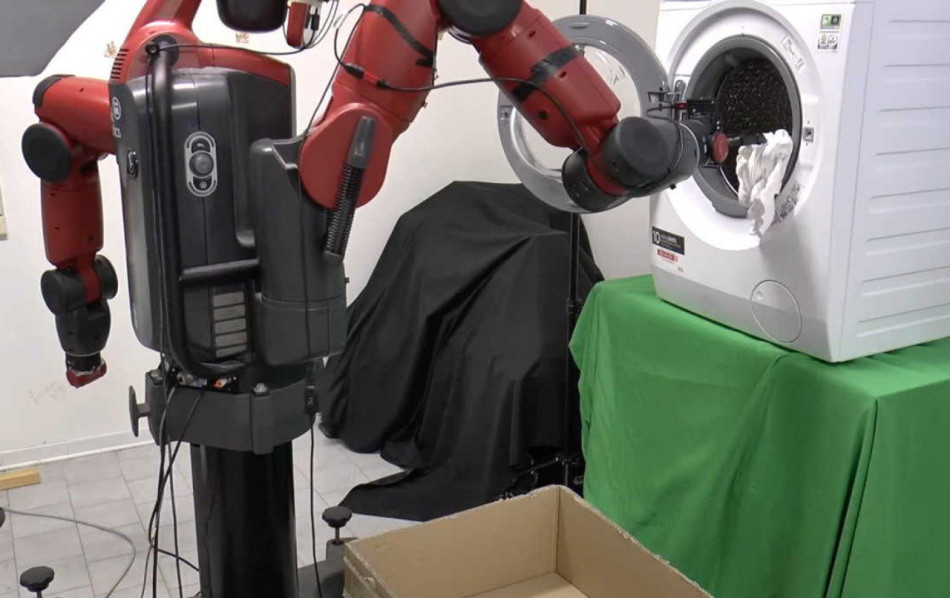 Робот завантажив речі у пральну машину і запустив прання