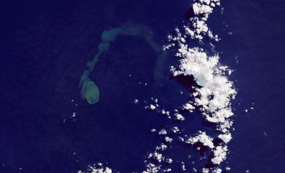 Акулячий вулкан. NASA помітило виверження підводного вулкана Кавачі на фото з супутника