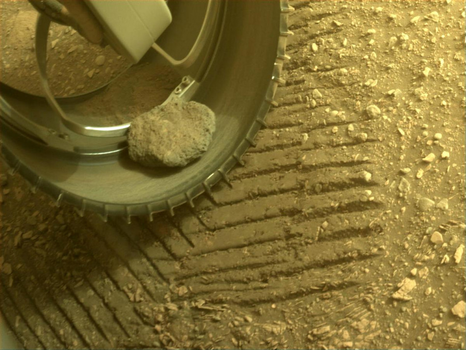 Марсіанський попутник. «Персеверанс» поділився фото каменя, з яким він катається планетою