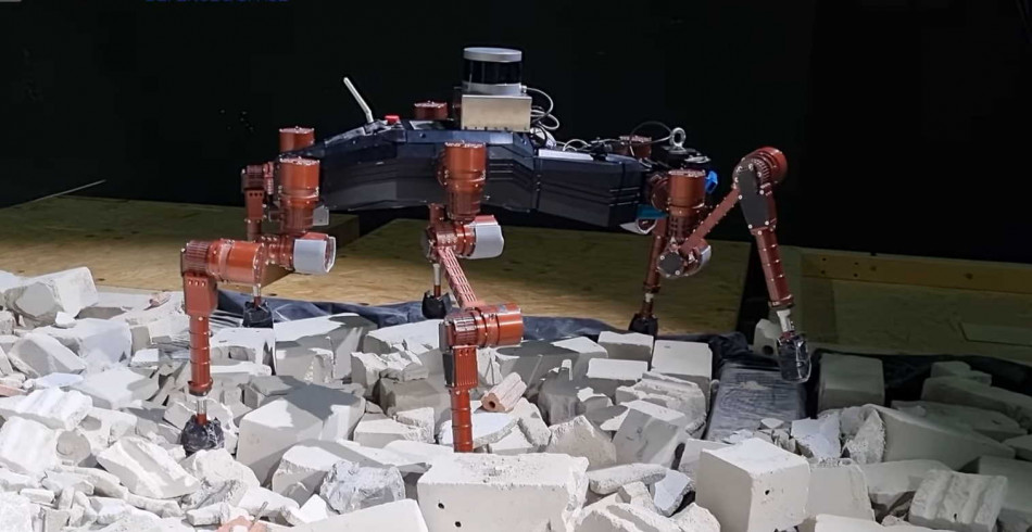 Шестиногий робот для дослідження кратерів полазив купами каміння