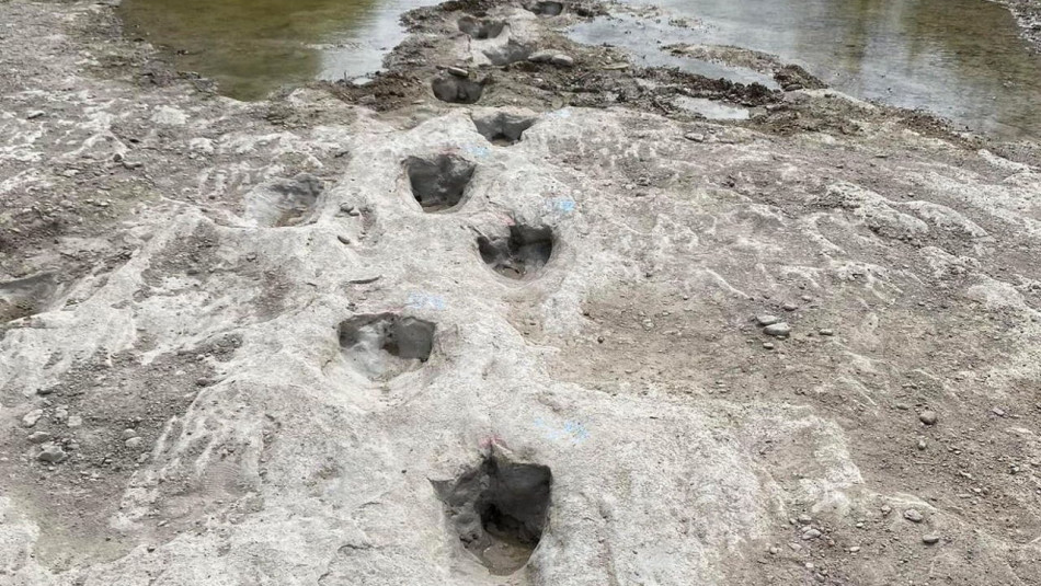 Через екстремальну посуху на дні техаської річки показалися сліди динозавра
