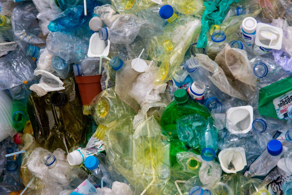 Каталізатори допомогли бактеріям споживати пластикове сміття