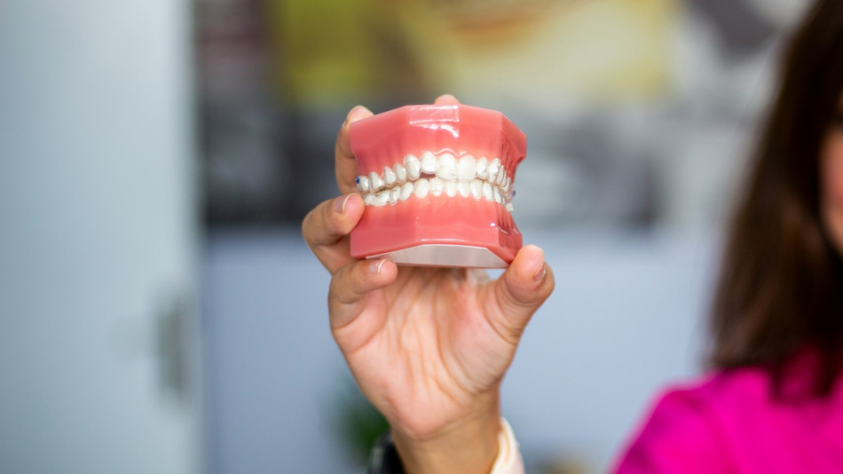 У людей старшого віку з карієсом і хворобою ясен виявився вищим ризик інсульту