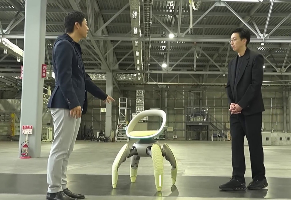 Toyota створила крісло з ногами замість коліс. Воно підіймається сходами й складається за 30 секунд