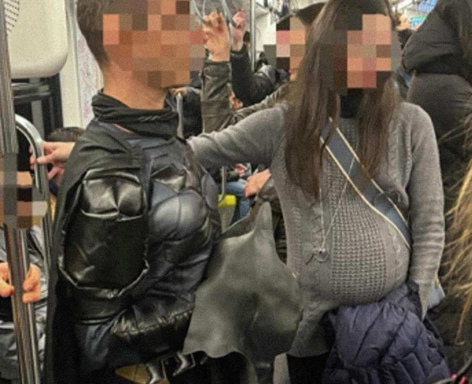 Присутність Бетмена спонукала людей у метро поступитися місцем вагітній
