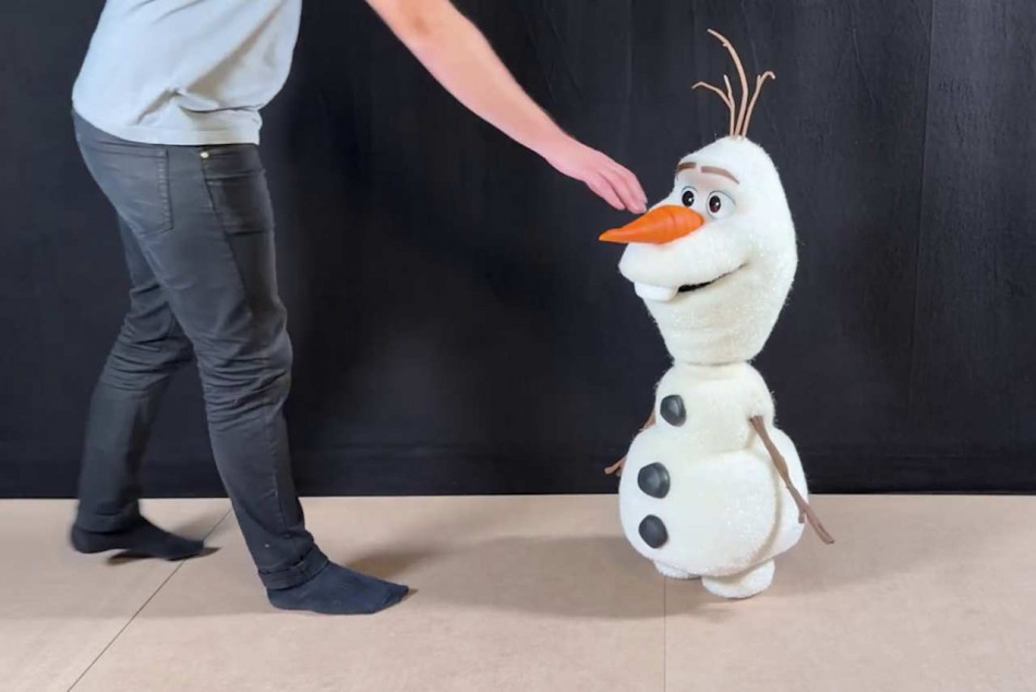 Робот Олаф навчився «розслаблятися», щоб не перегрітися і ходити безшумно