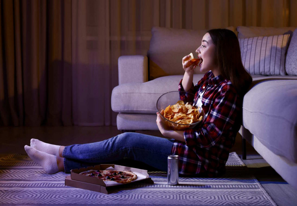 У самотніх людей розвинулася залежність від надмірного перегляду серіалів