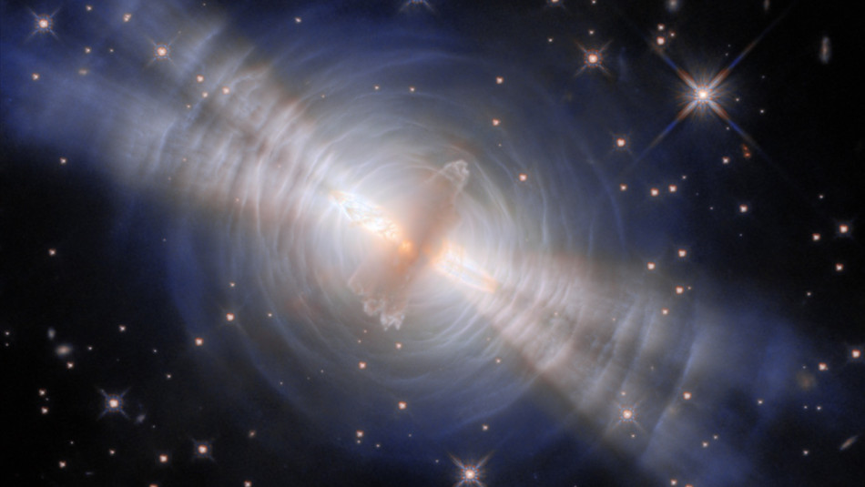 «Габбл» розгледів сліди компаньйона в центральної зорі туманності «Яйце»