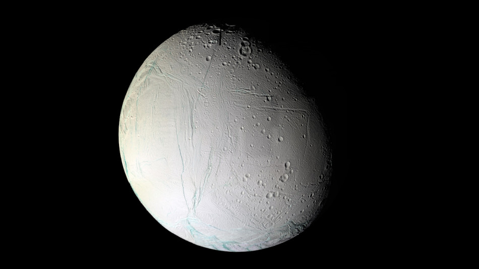 Енцелад послав електромагнітні хвилі до Сатурна та викликав на ньому полярні сяйва