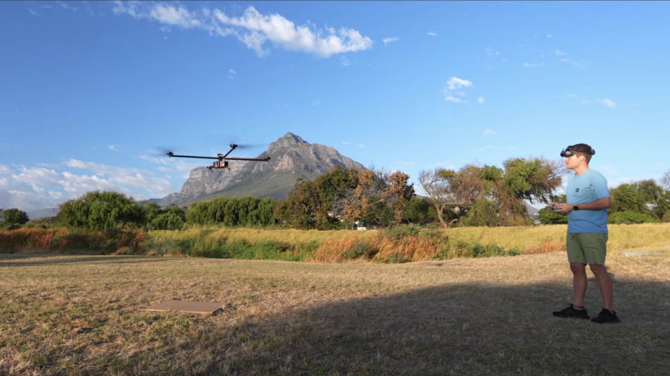 Саморобний дрон провисів у повітрі рекордні три з половиною години на одному заряді
