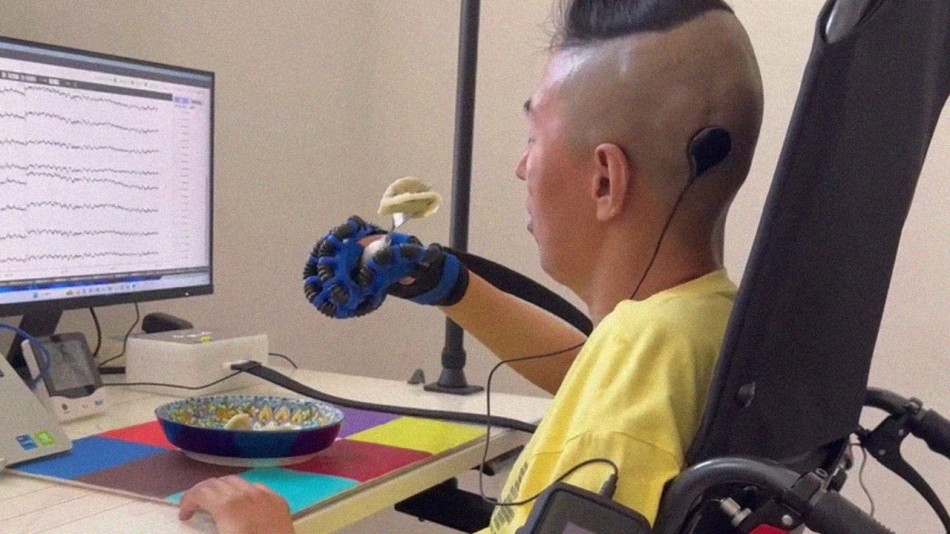 Китай першим схвалив імплант, який допомагає паралізованим людям рухати рукою. Вони поїли самостійно